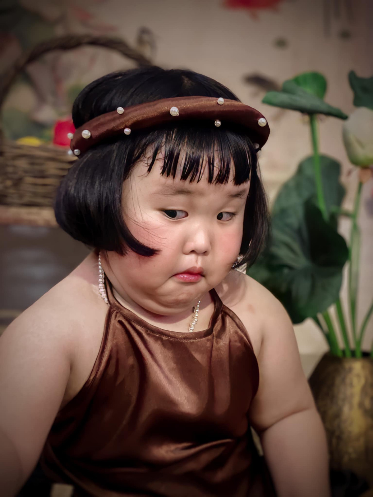 Vốn sở hữu ngoại hình đáng yêu sẵn có, nay lại được diện thêm chiếc áo yếm nên trông cô bé càng trở nên thu hút.