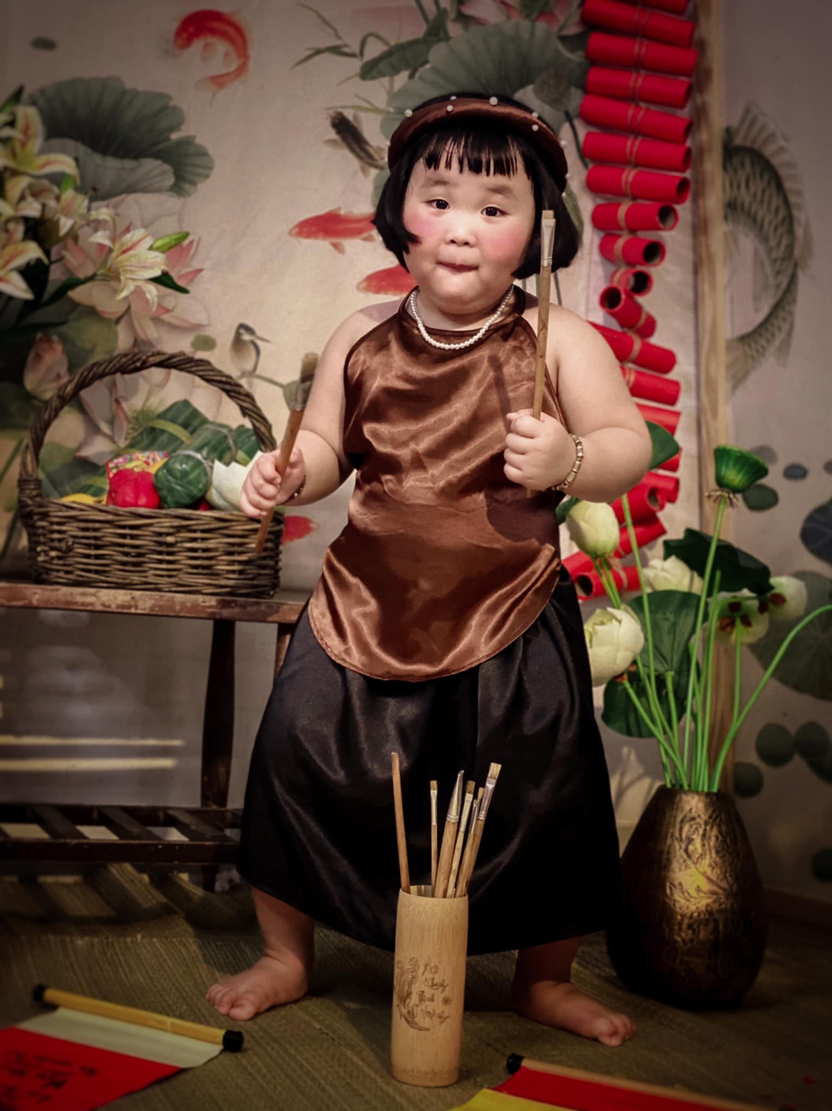 Được biết, mỗi bộ ảnh đều được chị Duyên thực hiện trong vòng 15 phút. Do bé đã khá quen với chụp hình nên rất hợp tác.