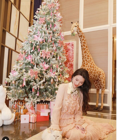 Từ năm 2015, nữ rich kid được truyền thông gọi là "ái nữ của giới siêu giàu Trung Quốc" khi xuất hiện nổi bật cùng cha trong một dạ tiệc dành cho tầng lớp thượng lưu tại Anh.