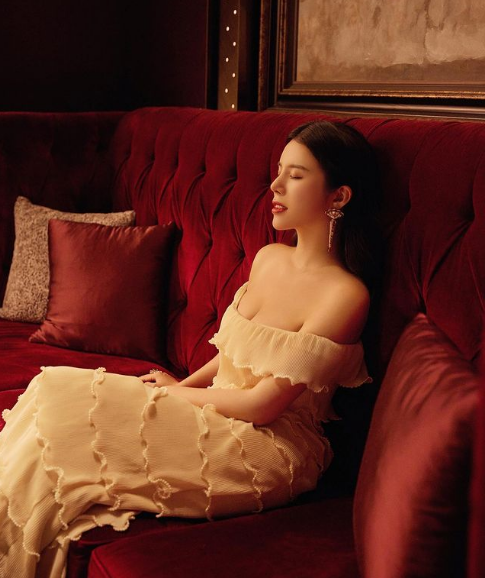 Sinh ra tại tỉnh Chiết Giang, Trung Quốc, song từ năm 15 tuổi, Wendy đã được cho đến Anh theo học trường con nhà giàu Taunton, Somerset rồi sau đó học Quản lý thời trang tại Học viện Thời trang London.