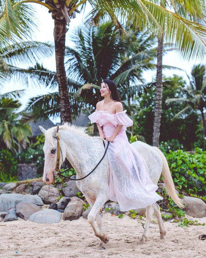 Trong clip, ái nữ họ Từ giới thiệu nhiều món đồ trong căn biệt thự được rich kid tiết lộ có giá hàng triệu nhân dân tệ, Phòng thay đồ quy tụ đủ các thương hiệu xa xỉ và bộ sưu tập nước hoa,...