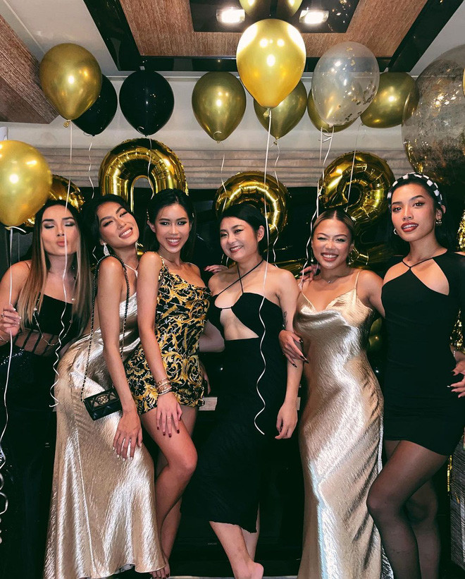 Mới đây, rich kid Tiên Nguyễn đã đăng loạt ảnh party đầu năm 2022, sắc vóc nổi trội của cô đã nhanh chóng chiếm trọn mọi khung hình.