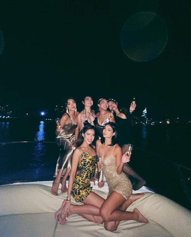 Buổi tiệc được tổ chức ngay trên du thuyền lại càng khiến cho độ sang chảnh tăng lên gấp nhiều lần.