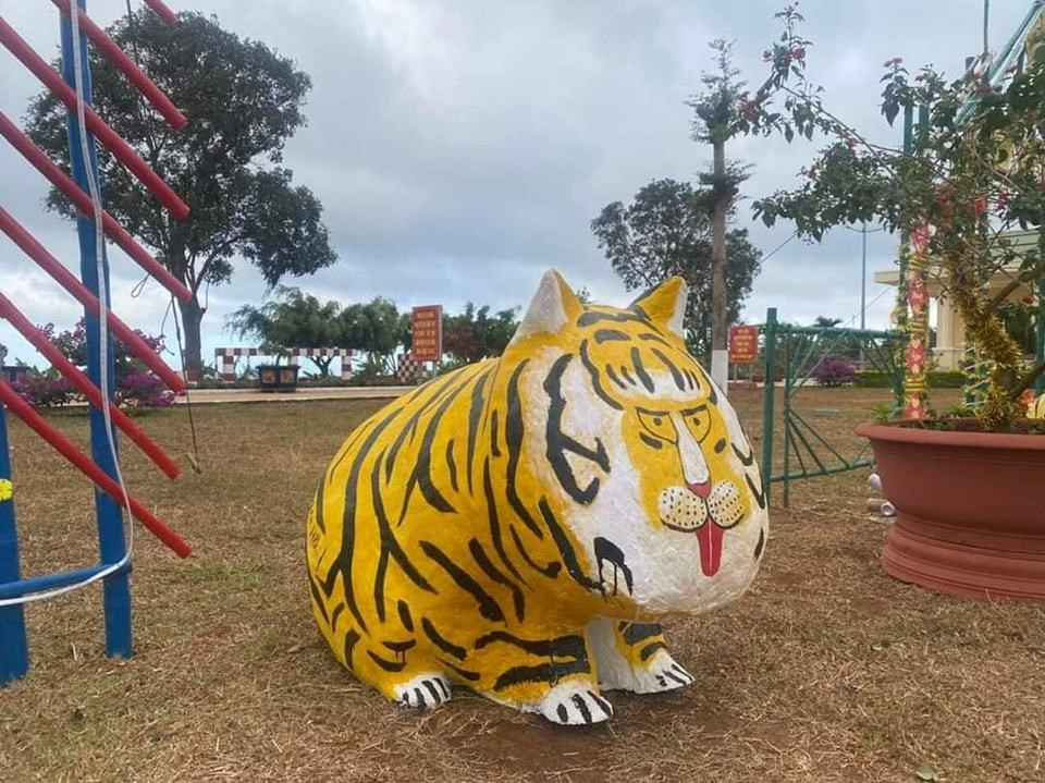 Vị "chúa tể rừng xanh" dưới sự sáng tạo của các anh lính đã trở nên thú vị hơn với đủ các tư thế tạo dáng đứng, ngồi, bước đi và muôn kiểu biểu cảm có một không hai.