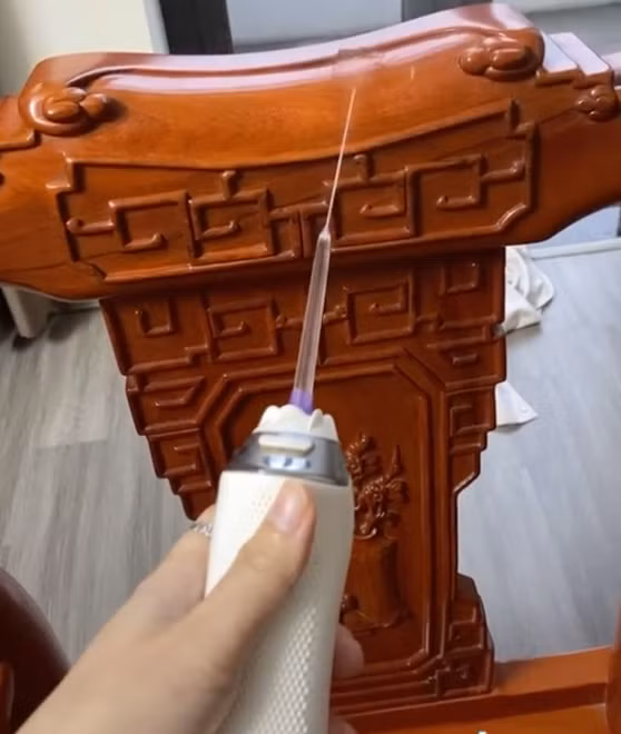 Một trong những cách được cư dân mạng đưa ra vừa nhanh chóng, gọn nhẹ đó là sử dụng tăm nước chuyên dụng để lau từng kẽ nhỏ nhất.