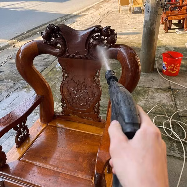 Bên cạnh tăm nước, nhiều người còn nghĩ ra cách sử dụng vòi xịt công suất mạnh để xịt đi bụi bẩn của bàn ghế. Ưu điểm của vòi xịt này là có thể cuốn trôi mọi bụi bẩn 1 cách nhanh chóng, nhưng nhược điểm là khi khô vẫn sẽ bám bụi.