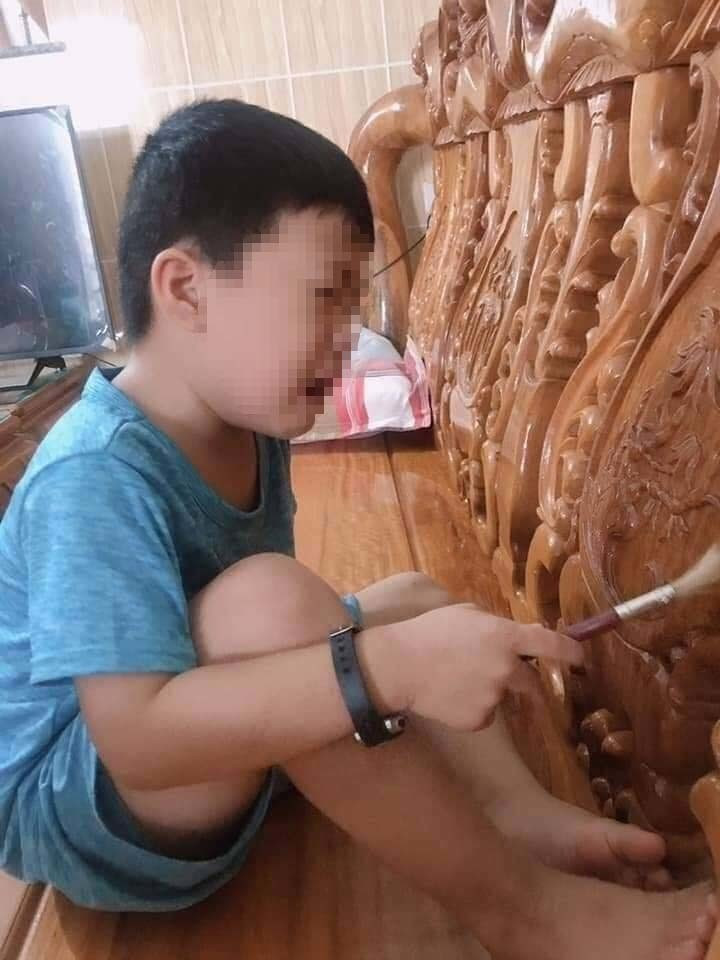 Mới đây trên các diễn đàn mạng xã hội, chủ đề này lại một lần nữa "dậy sóng" và đang được bàn tán xôn xao. Thậm chí, để giải quyết bài toán khó những ngày cuối năm này, nhiều người đã bày cách dọn sạch những bộ bàn ghế chạm trổ một cách nhanh chóng.