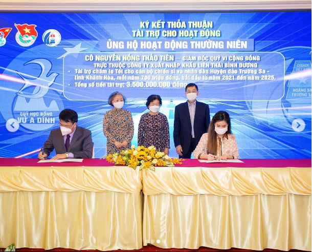 Những hình ảnh về buổi ký kết này đã nhận về sự quan tâm cực lớn từ cư dân mạng, hầu hết đều ngưỡng mộ và dành lời khen cho hành động thiết thực, ý nghĩa của gia đình nhà nữ rich kid đến với chiến sĩ ở hải đảo.