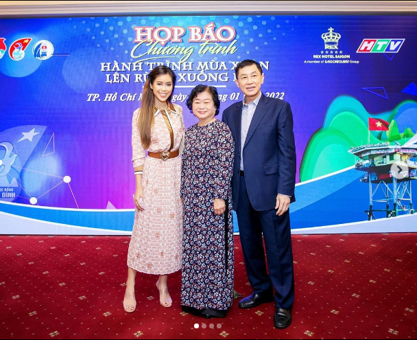 Mới đây trên trang cá nhân của mình, Tiên Nguyễn đã chia sẻ những hình ảnh về buổi ký hợp đồng tài trợ chăm lo tết cho cán bộ, chiến sĩ và người dân huyện đảo Trường Sa.