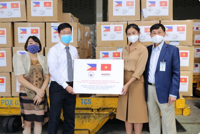 Trong thời điểm dịch bệnh bùng phát, Tiên Nguyễn và gia đình từng thuê chuyên cơ vận chuyển 750 ngàn khẩu trang và 16.500 bộ đồ bảo hộ y tế tới Philippines, giúp chính phủ và nhân dân nước bạn chống dịch COVID-19.