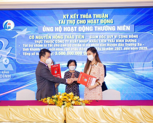 Tiên Nguyễn từ trước tới nay luôn đồng hành cùng người cha tỷ phú trong nhiều hoạt động xã hội - từ thiện thiết thực, được giới trẻ ngưỡng mộ,