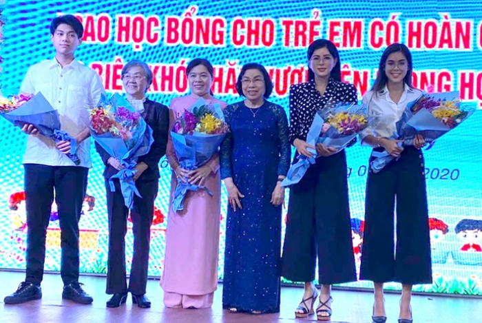 Tiên Nguyễn từng được trao giải Doanh nhân TP HCM tiêu biểu 2020 nhờ thành tích nổi bật trong kinh doanh và những đóng góp của cô với xã hội.
