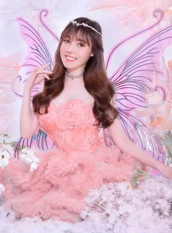 Là cô giáo nhưng Âu Hà My không ngại thể hiện mình với những bộ cánh gợi cảm, có đôi chút hở bạo.