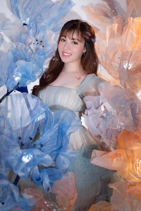 Âu Hà My được nhiều người nhận xét ngày càng xinh đẹp hơn sau ly hôn.