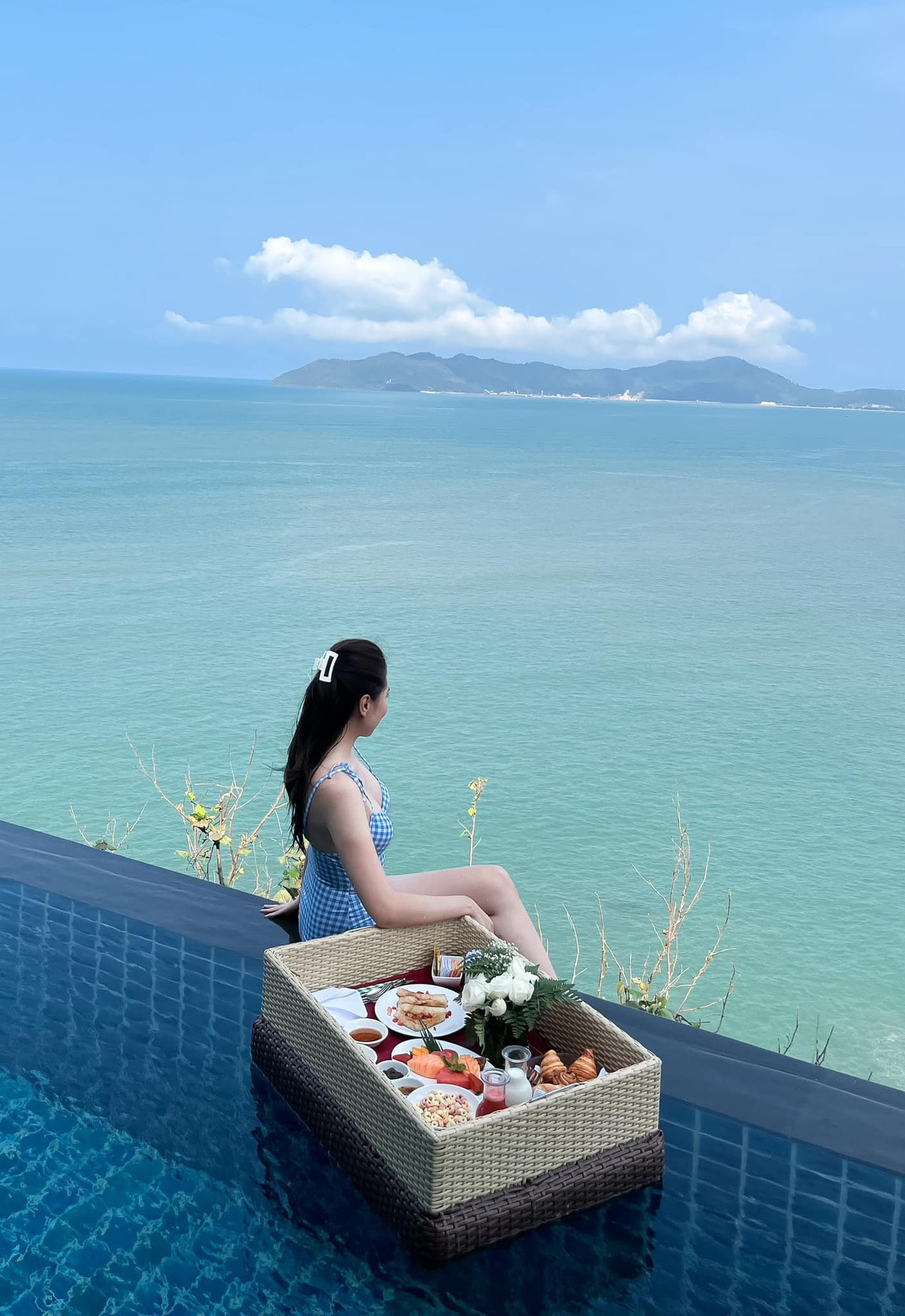 Cô từng có 5 năm gắn bó với vị trí biên tập viên chương trình dự báo thời tiết, trước khi chuyển sang dẫn thời sự.