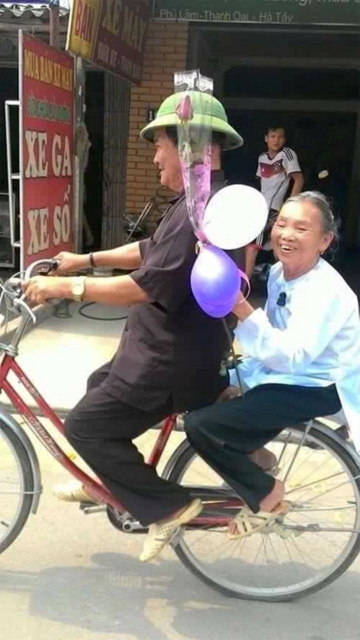 Kể cả đã nhiều tuổi nhưng không thể ngăn cản được sự lãng mạn của hai cụ.