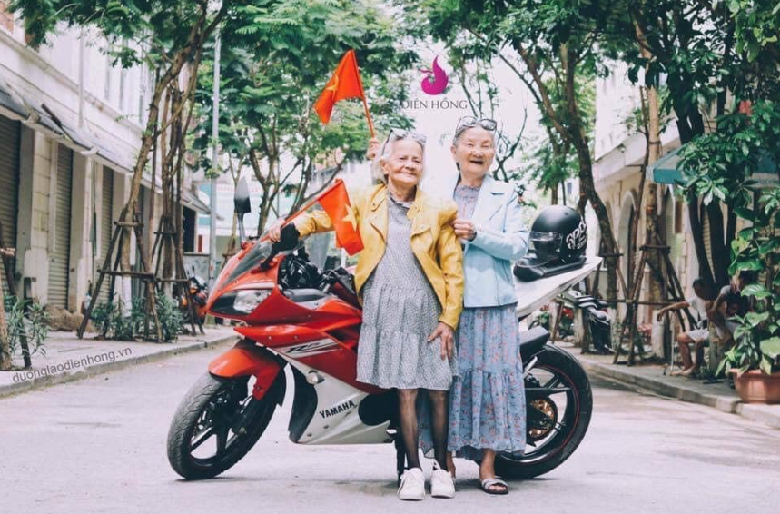 Hình ảnh "hồi xuân" bên xe phân khối lớn của đôi bạn thân...U90. Ảnh: Tổng hợp