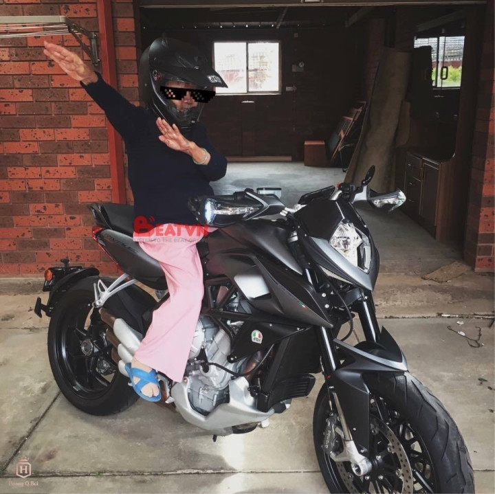 Cụ bà trong bức ảnh này cập nhật trend không thua gì giới trẻ.