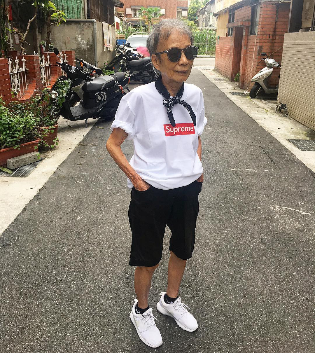 Một cụ bà dù đã 91 tuổi nhưng vẫn ăn diện cực "chất chơi người dơi", tủ đồ ngập tràn hàng hiệu.