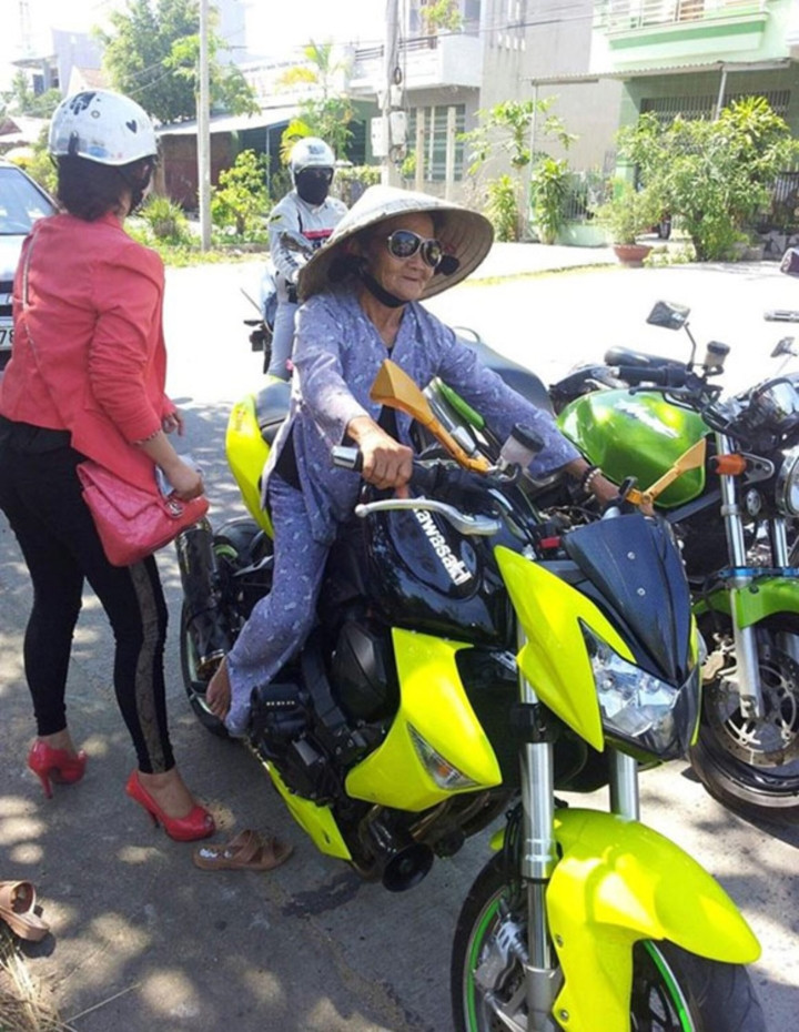 Đây có lẽ là tấm ảnh hồi xuân khiến nhiều người thích thú, cụ bà không thua kém gì các cháu hiện nay khi ngồi trên xe phân khối lớn.