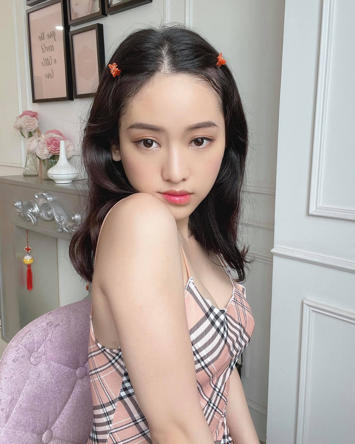 Thúy Vi còn vướng tin đồn cặp bồ đại gia "đáng tuổi ông ngoại" mình, dù đã lên tiếng khẳng định người đó chỉ là bạn bè nhưng phần lớn cư dân mạng vẫn không mấy tin tưởng và lời giải thích của Thúy Vi.