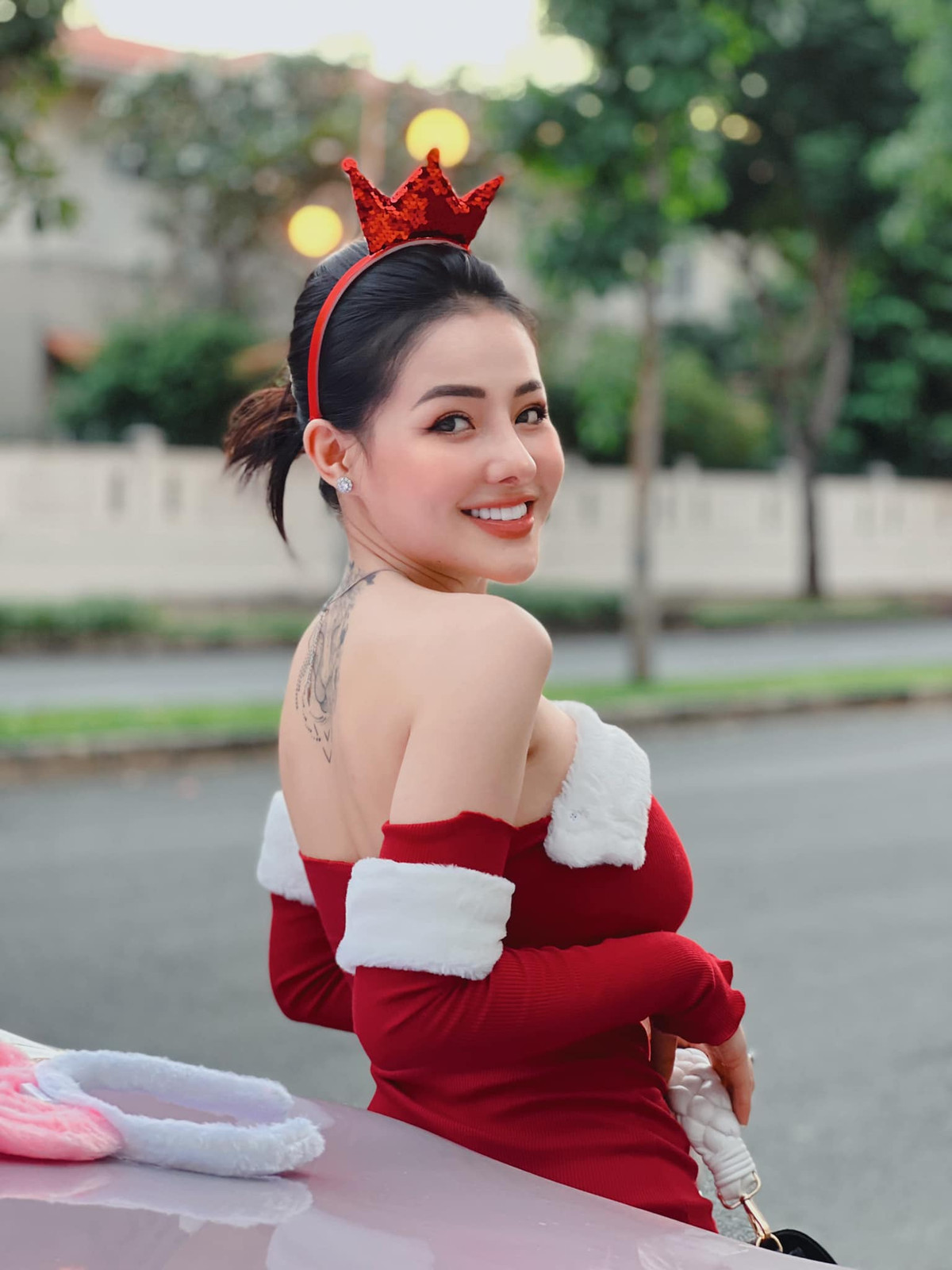 Ngoài chuyện thích khoe dáng táo bạo, đi cùng các phát ngôn gây sốc thì mối tình với Lương Bằng Quang cũng là những tâm điểm khiến người ta chỉ trích không ngớt.