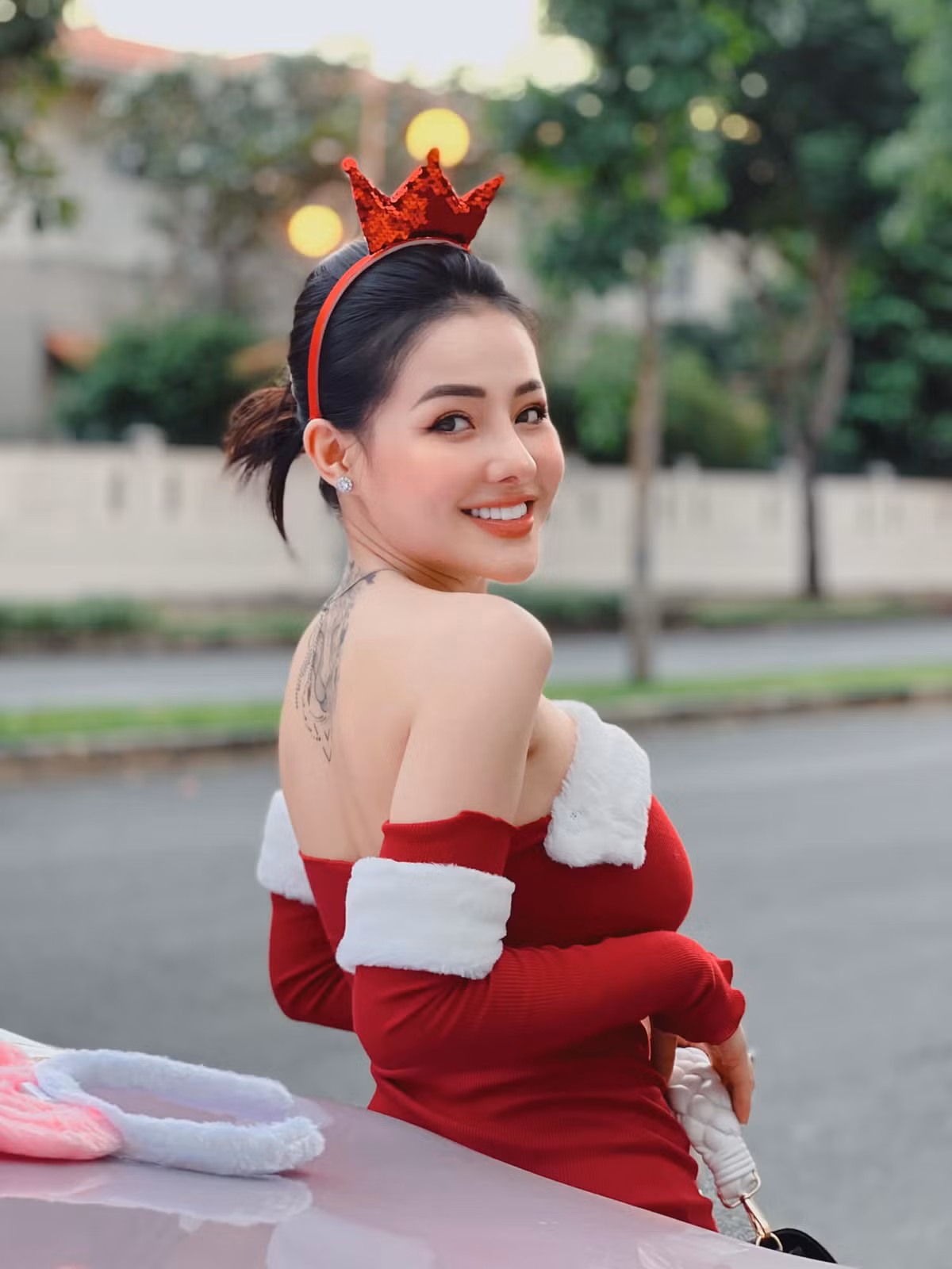 Ngoài chuyện thích khoe dáng táo bạo, đi cùng các phát ngôn gây sốc thì mối tình với Lương Bằng Quang cũng là những tâm điểm khiến người ta chỉ trích không ngớt.