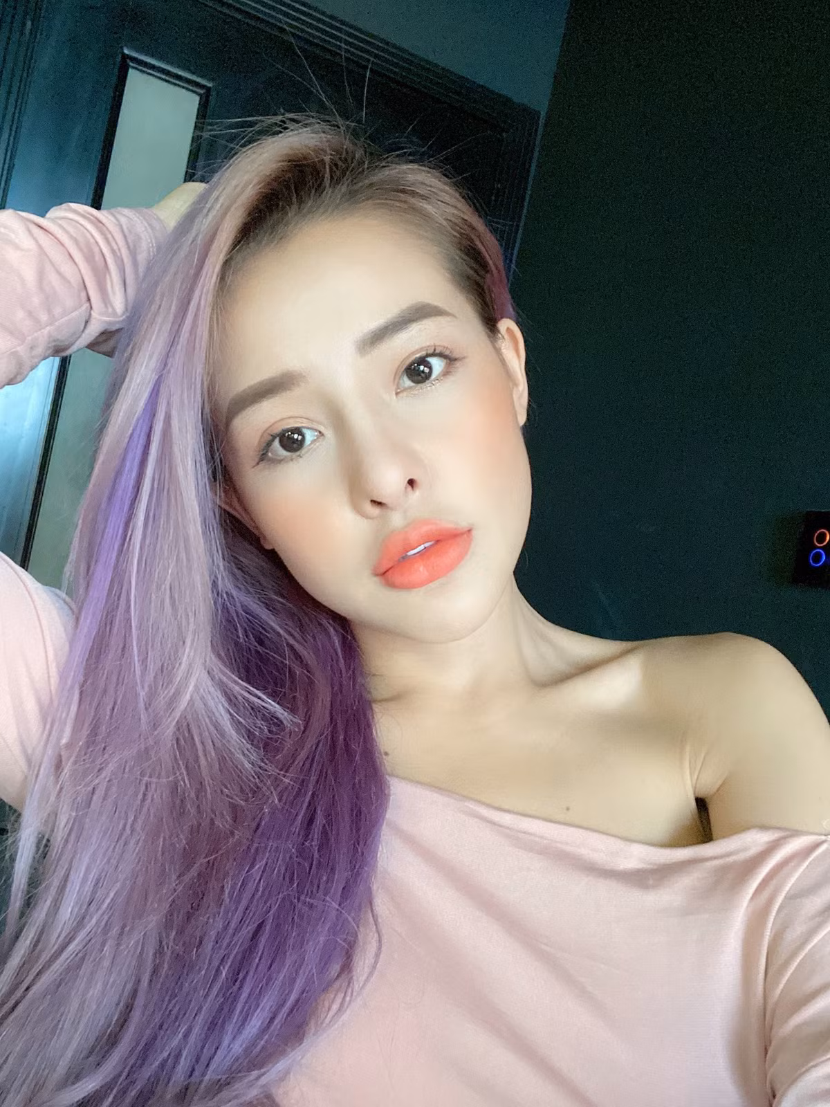 “Hot girl ngực khủng” hay “hot girl thị phi”… tất cả những danh xưng này đều gắn liền với tên tuổi của Ngân 98.