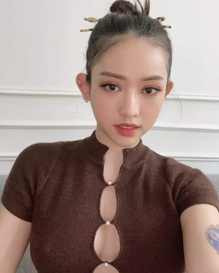 Thúy Vi được biết đến là người đẹp nhiều tai tiếng của làng giải trí Việt. Cô nàng sinh năm 1998 từng vướng nghi vấn tình cảm với đại gia Phan Thành hồi tháng 10/2015.