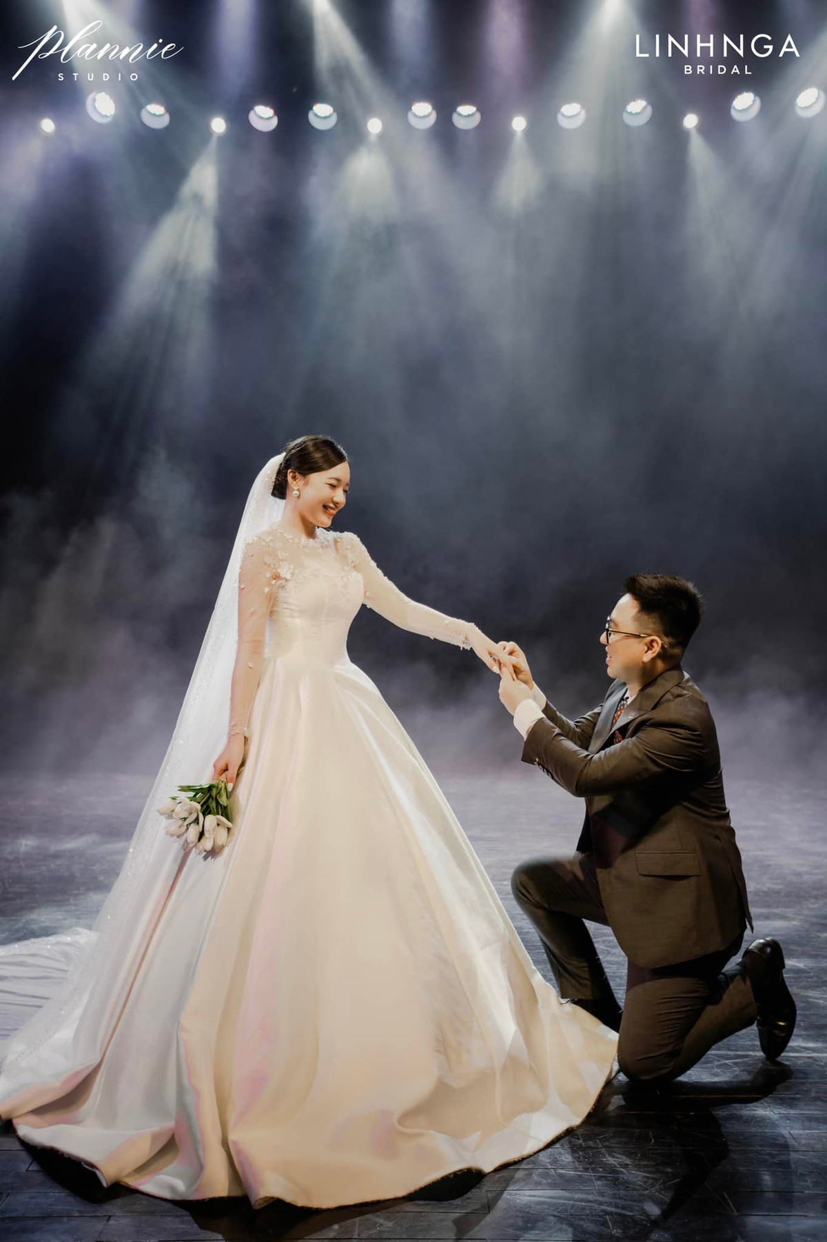 Ngày 23/11/2021, nữ MC xinh đẹp này đã tổ chức lễ ăn hỏi gọn nhẹ với chồng là Lê Đức - người quản lý các giải đấu của Liên Quân Việt Nam và các khu vực lân cận.