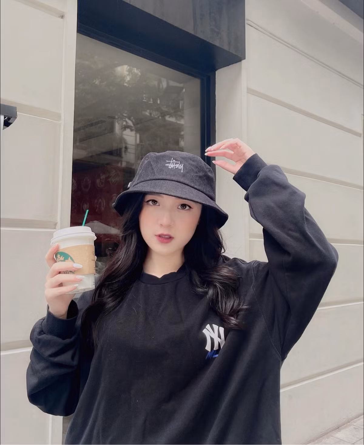 Được biết, Thảo đã cộng tác với VTV từ khi còn là sinh viên năm thứ 2 Học viện Báo chí và Tuyên truyền, tới nay đã có hơn 4 năm gắn bó với những chương trình của nhà đài. Ảnh: FBNV