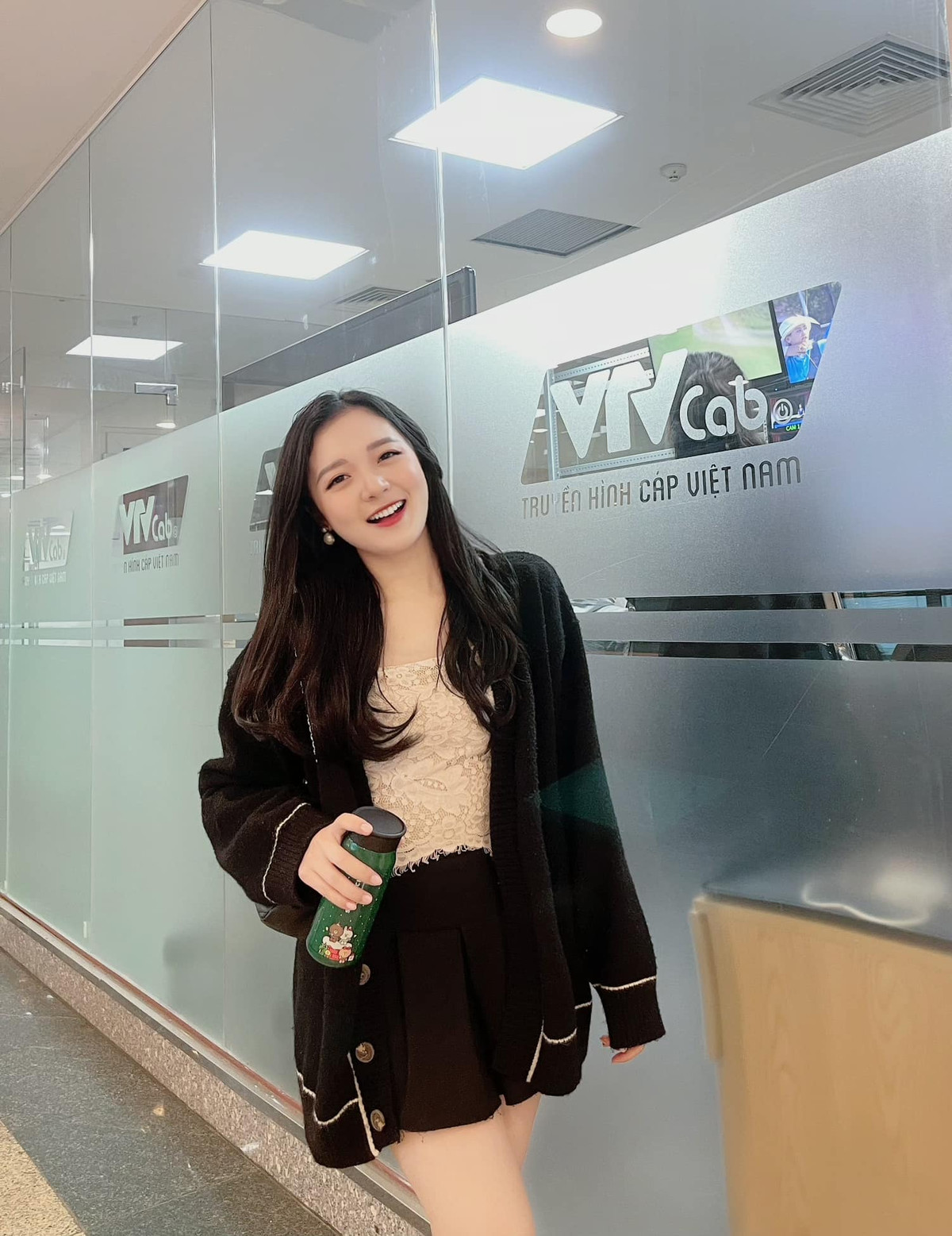 Nữ MC 9x nhận được nhiều lời khen cho diện mạo xinh đẹp. Phương Thảo có chiều cao khiêm tốn, "ba mét bẻ đôi" thế nhưng lại có cơ thể khá cân đối.