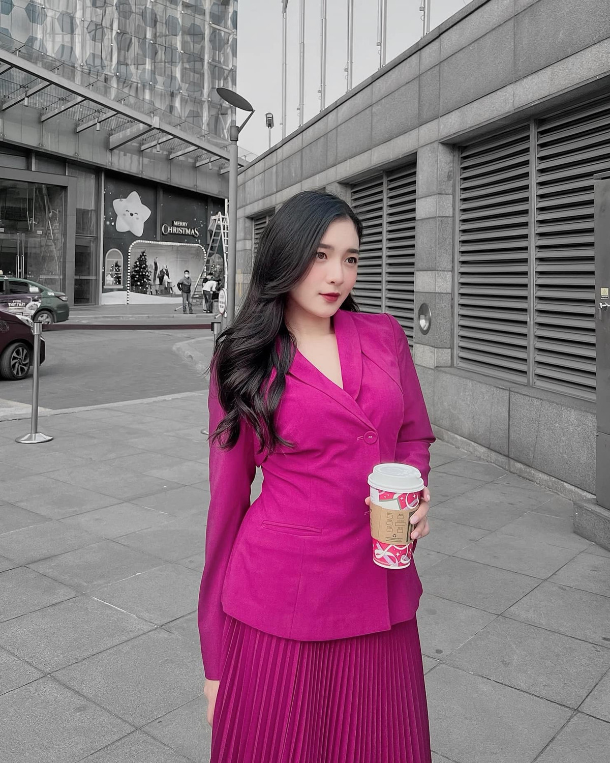 Mặc dù không sở hữu chiều cao mơ ước nhưng nữ MC xinh đẹp Phương Thảo vẫn gợi cảm, tự tin diện lên mình trang phục tôn dáng.