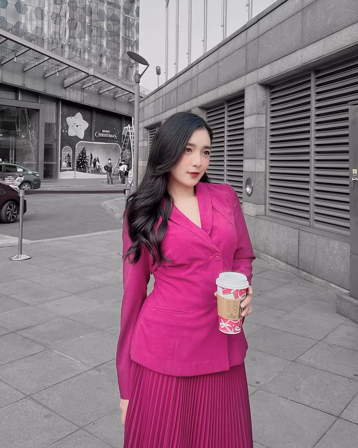 Mặc dù không sở hữu chiều cao mơ ước nhưng nữ MC xinh đẹp Phương Thảo vẫn gợi cảm, tự tin diện lên mình trang phục tôn dáng.