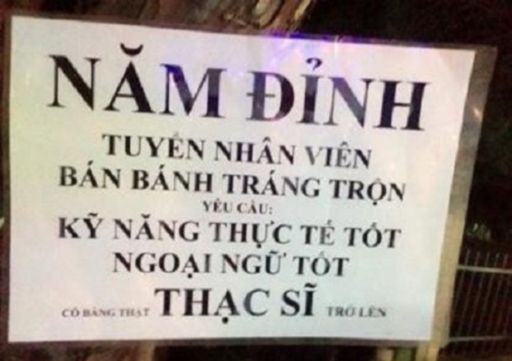 Món bánh tráng ở đây chắc hẳn phải đặc biệt lắm khi cần đến cả bằng thạc sĩ và ngoại ngữ tốt để làm nhân viên.