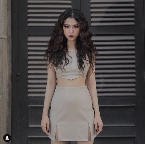 Vóc dáng thanh mảnh giúp cô tự tin diện những thiết kế gợi cảm.