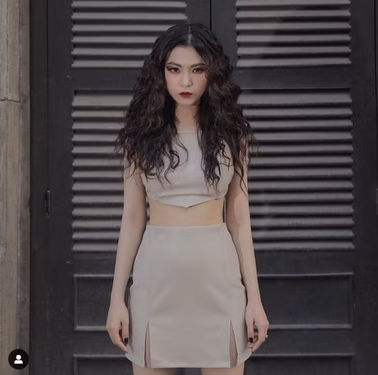 Vóc dáng thanh mảnh giúp cô tự tin diện những thiết kế gợi cảm.