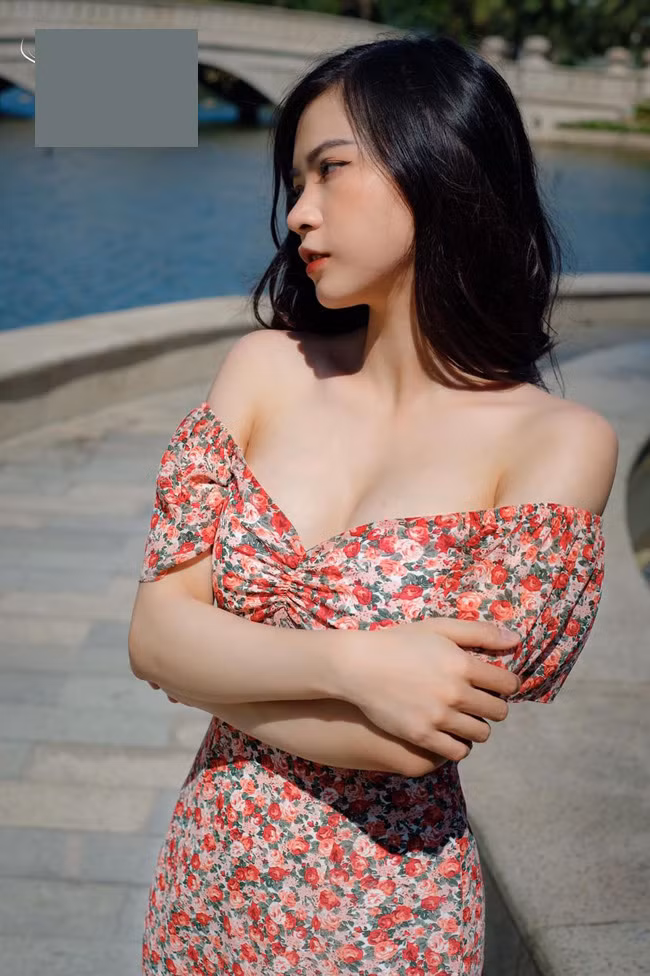 Ngoài việc học, Thơ còn làm stylist, thiết kế thời trang cho một số thương hiệu và tự kinh doanh shop thời trang của riêng mình.