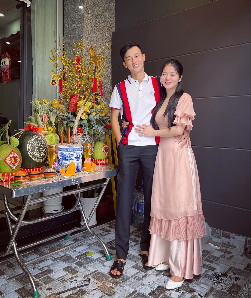 Thông tin về Kim Loan khá ít ỏi, chỉ biết cô cũng là một người mê xe và thường chụp ảnh tạo dáng bên những con xe "hàng khủng".