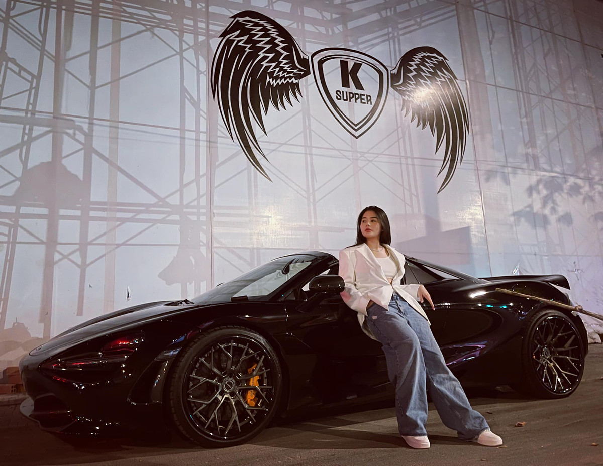 Không chỉ chăm khoe dáng, gái xinh Lê Loan còn khiến hội chị em vừa ngưỡng mộ, vừa ghen tị khi thường xuyên thể hiện sự giàu có bằng những màn tạo dáng bên siêu xe.