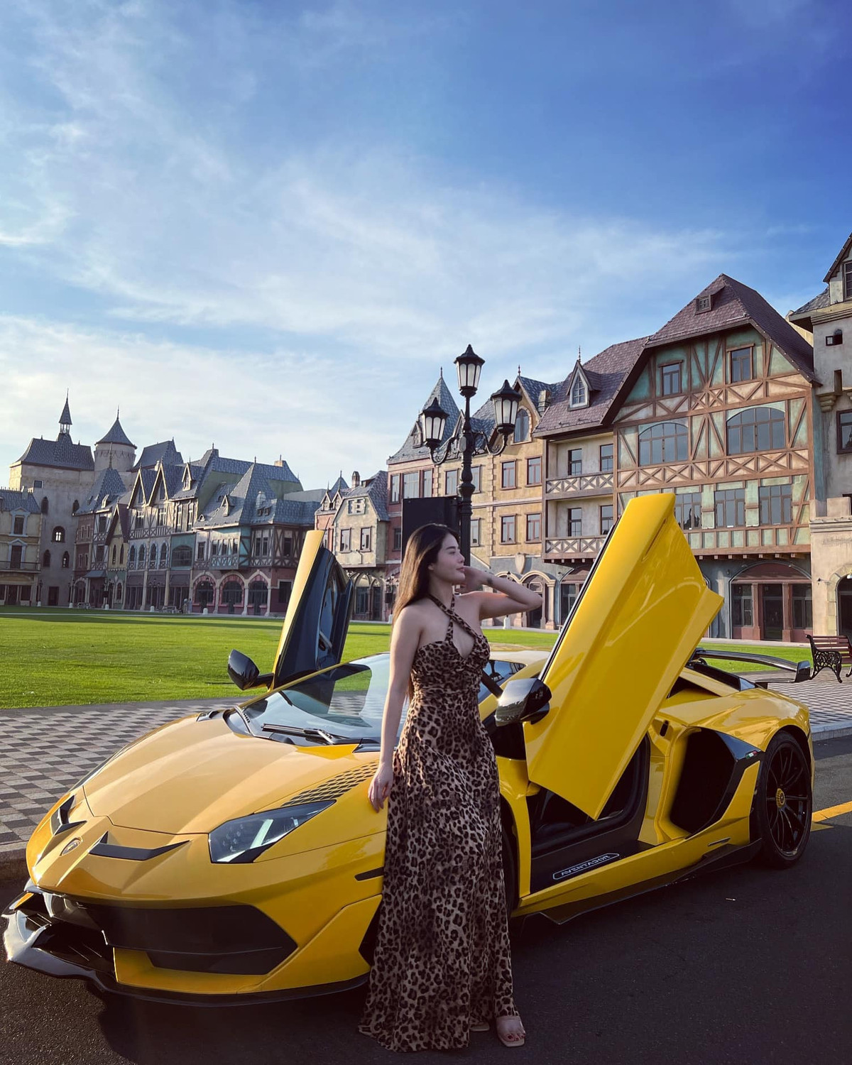 Trước đó ít lâu, Lê Loan cũng đã đăng tải hình ảnh thả dáng trong bộ đồ bó sát bên cạnh siêu xe của chồng khiến hội chị em không khỏi ngưỡng mộ.