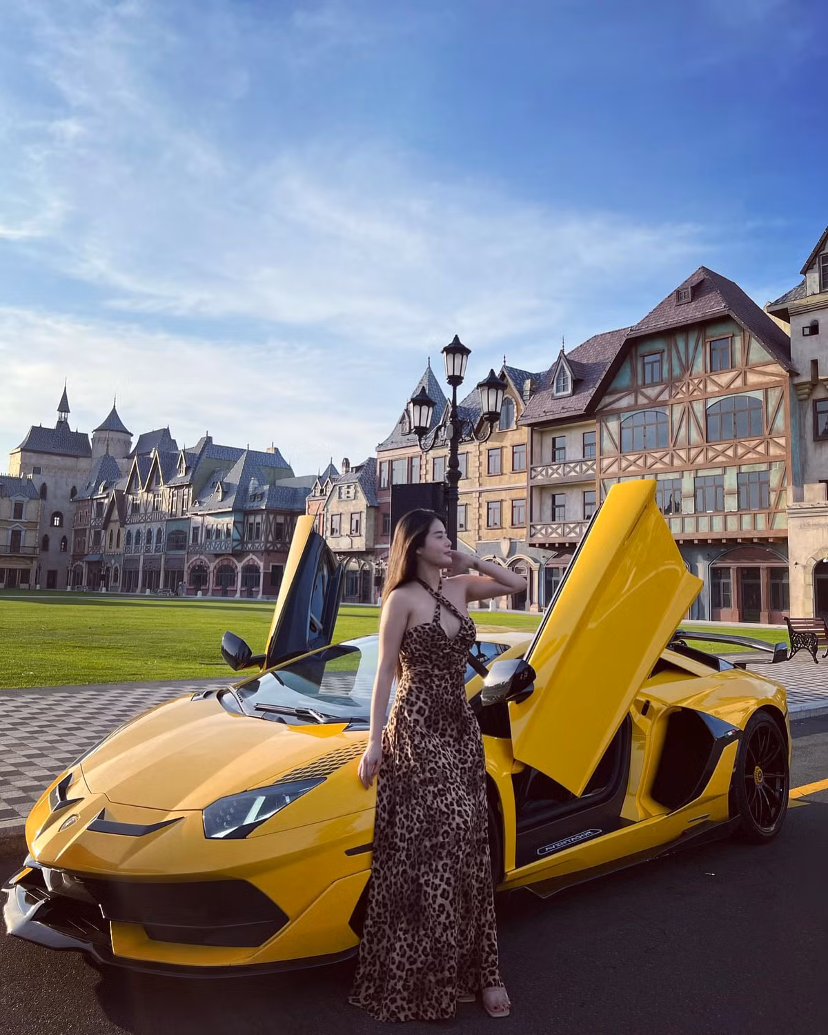 Trước đó ít lâu, Lê Loan cũng đã đăng tải hình ảnh thả dáng trong bộ đồ bó sát bên cạnh siêu xe của chồng khiến hội chị em không khỏi ngưỡng mộ.