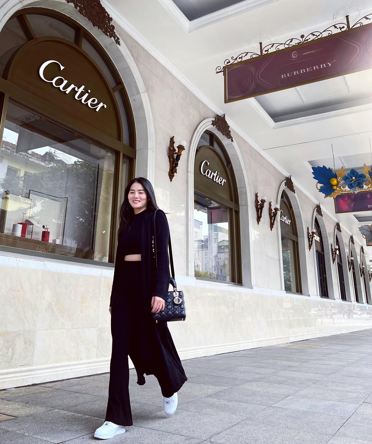 Trong những bức hình cận mặt, bà xã đại gia buôn siêu xe còn gây thương nhớ bởi gương mặt xinh đẹp, làn da trắng hồng không tì vết.