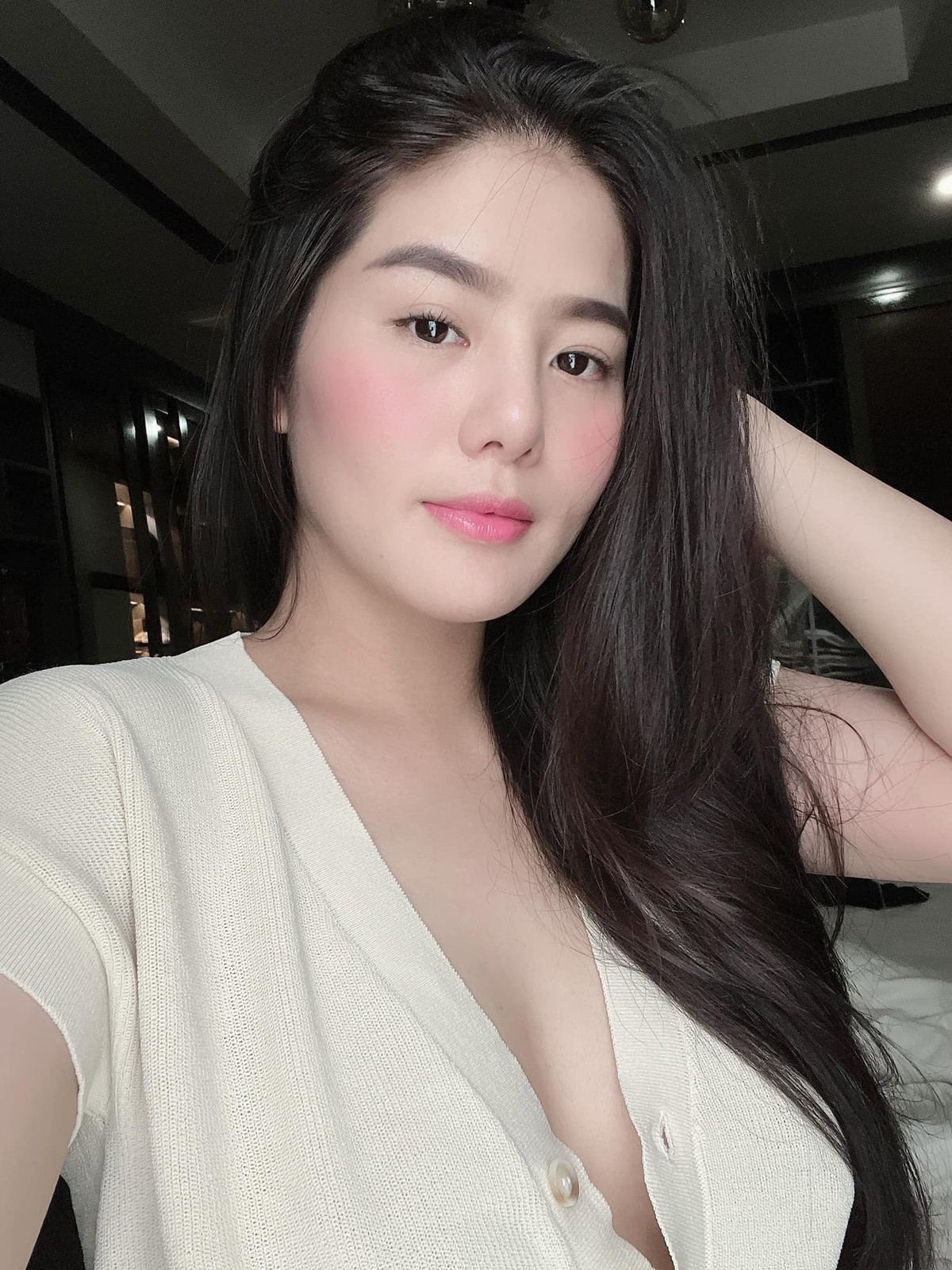 Trang cá nhân Instagram của gái xinh này hiện đang có gần 36 ngàn theo dõi. Trên đây cô thường đăng tải những hình ảnh siêu sang chảnh, từ hàng hiệu cho đến dàn siêu xe.