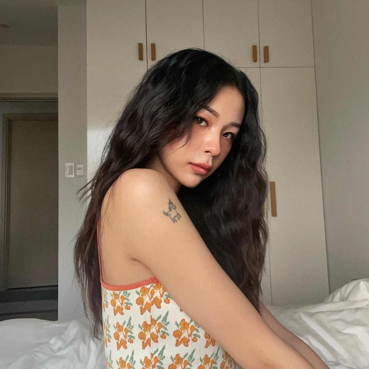 Dù xảy ra nhiều tranh cãi về chuyên môn nhưng sắc vóc xinh đẹp của nàng hot girl Hà thành này vẫn được công chúng dành nhiều lời khen ngợi.