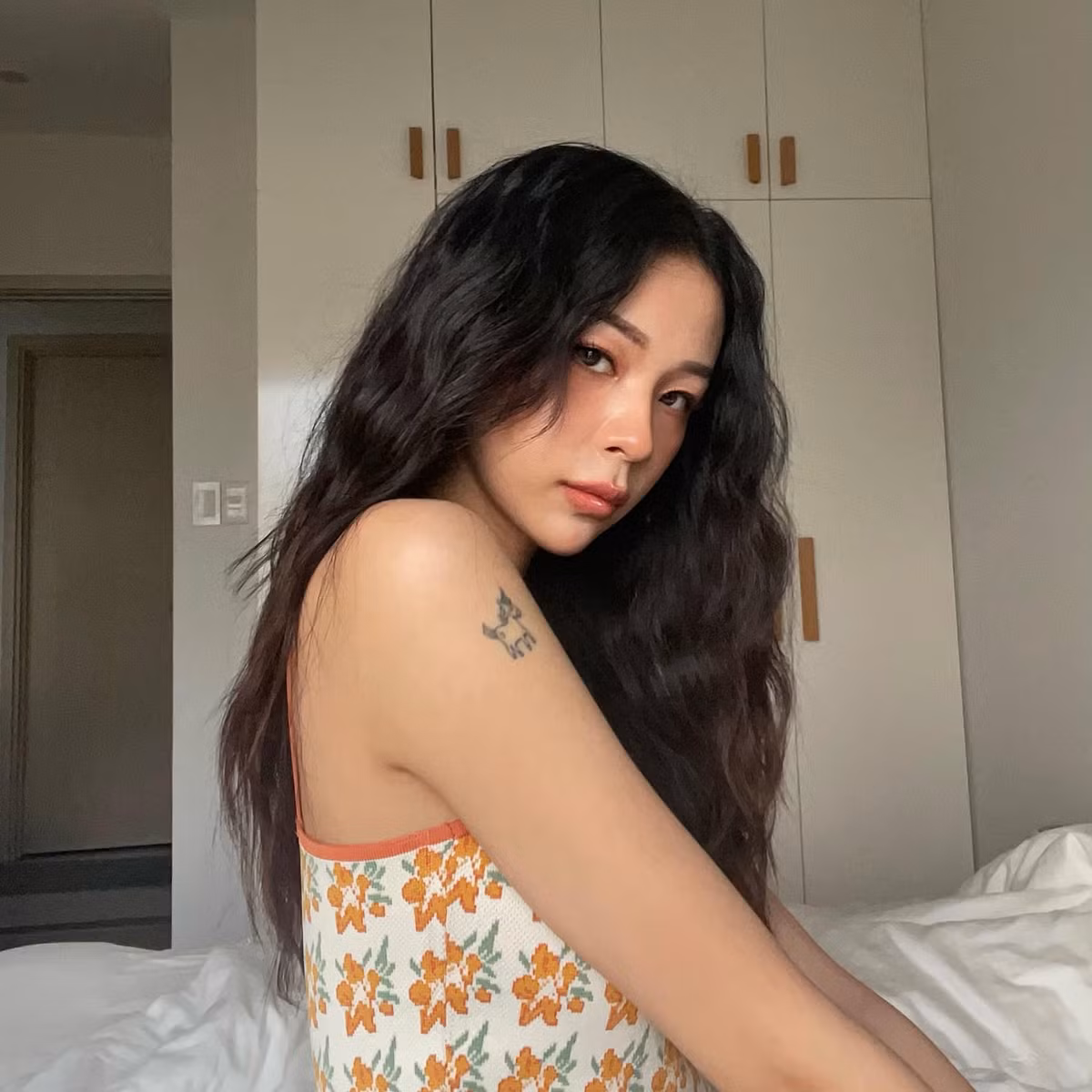 Dù xảy ra nhiều tranh cãi về chuyên môn nhưng sắc vóc xinh đẹp của nàng hot girl Hà thành này vẫn được công chúng dành nhiều lời khen ngợi.