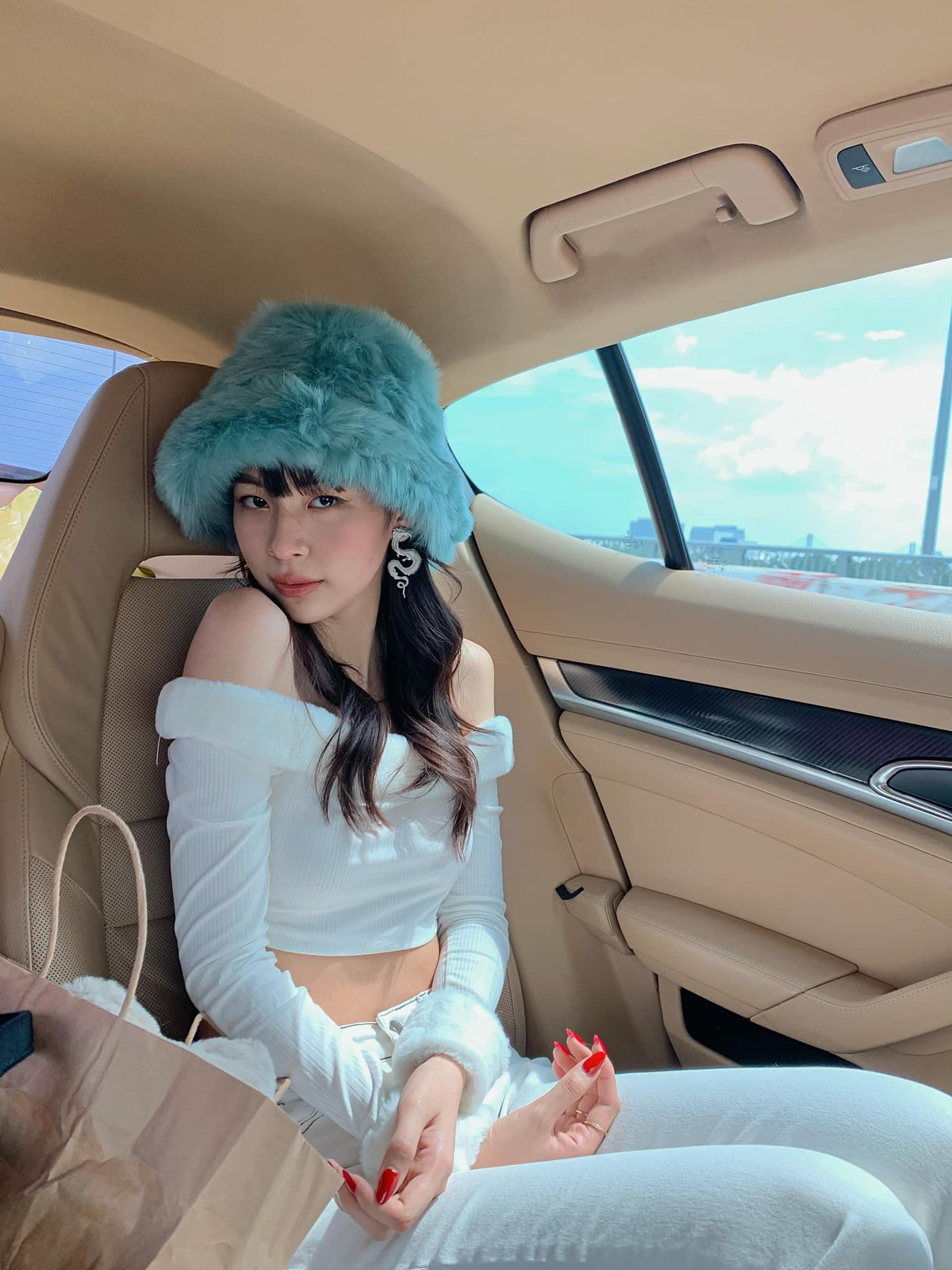 Vòng eo gọn gàng thon thả cùng vóc dáng mềm mại quyến rũ của Phí Phương Anh nhận được nhiều lời khen ngợi từ cộng đồng mạng.