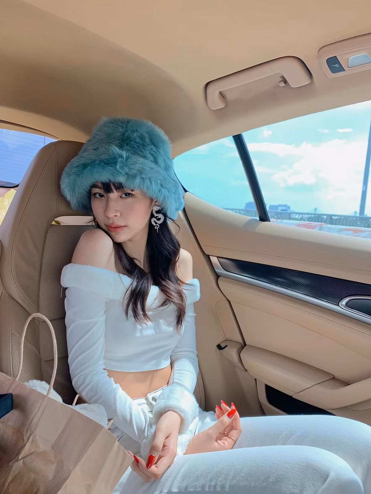 Vòng eo gọn gàng thon thả cùng vóc dáng mềm mại quyến rũ của Phí Phương Anh nhận được nhiều lời khen ngợi từ cộng đồng mạng.