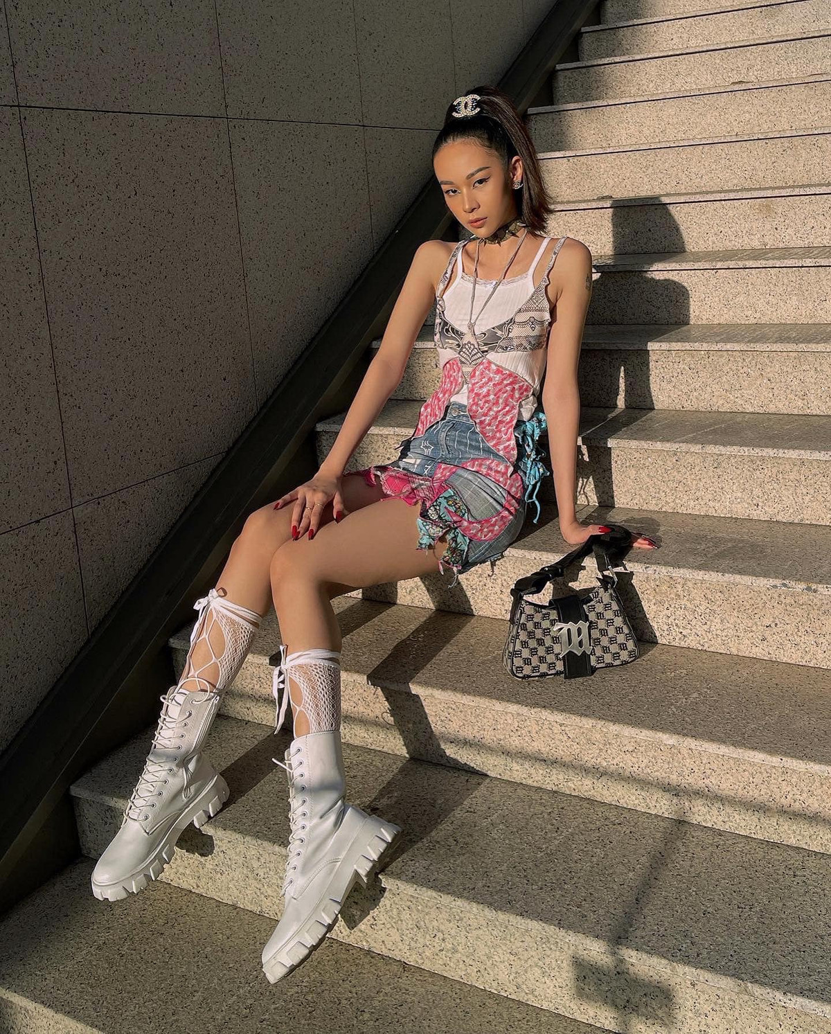 Cô được cư dân mạng khen ngợi có thân hình như "búp bê sống" với tỷ lệ vàng.