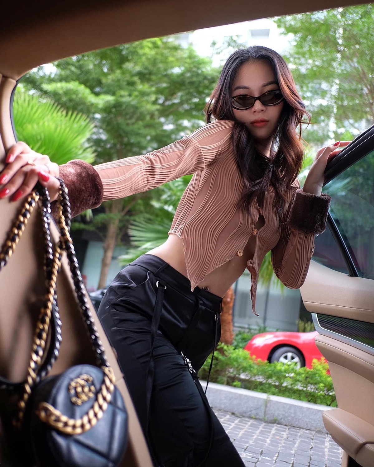 Trên trang cá nhân, cô thường xuyên chia sẻ nhiều hình ảnh thời trang quyến rũ.